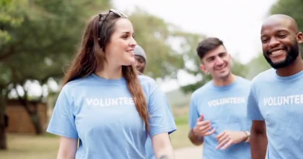 Grupo Feliz Voluntario Caminando Parque Para Servicio Comunitario Trabajo Ong — Vídeos de Stock