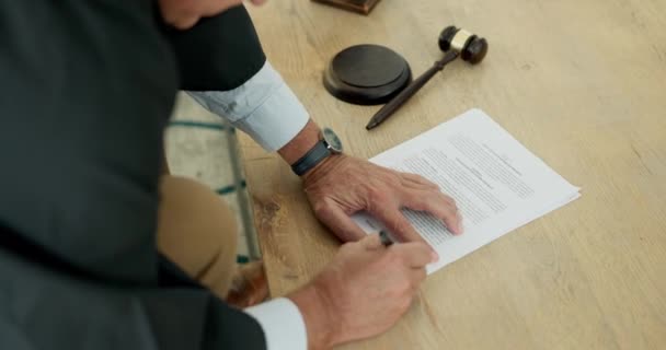 Juridische Handtekening Man Rechter Met Een Document Overheidsdocument Proces Verbaal — Stockvideo