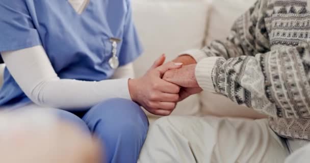 Senior Hand Und Krankenschwester Mit Händchen Halten Für Empathie Fürsorge — Stockvideo