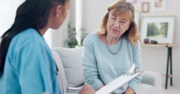 Lista Kontrolna Senior Kobieta Rozmawiają Pielęgniarką Piszącą Odpowiedź Zadają Pytania — Wideo stockowe