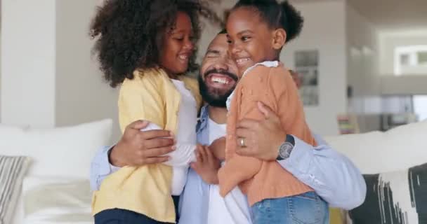 Abraço Crianças Pai Casa Com Sorriso Amor Orgulho Para Relaxar — Vídeo de Stock