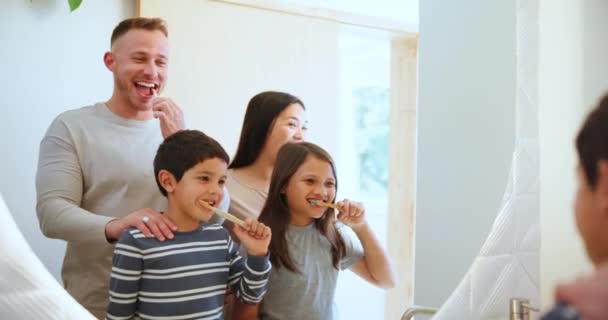 Onnellinen Perhe Hampaiden Harjaus Aamurutiini Peilissä Pohdinnassa Kylpyhuoneessa Hygieniaan Hyvinvointiin — kuvapankkivideo