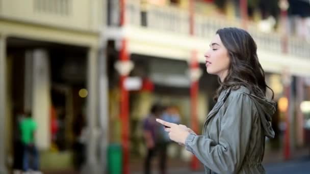 スマートフォン タクシー モバイルユーザー デジタルアプリ 通勤で入力する都市 ウェブサイト情報 タクシーまたはストリートで 携帯電話 インターネットを持つ人 屋外および少女 — ストック動画