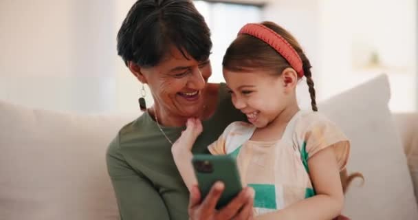 Avó Criança Engraçada Telefone Sofá Casa Sala Estar Vínculo Cócegas — Vídeo de Stock