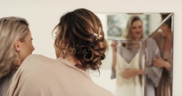 Свадьба Друзья Платье Женщиной Зеркале Празднования Взволнован Свадебной Церемонии Вечеринка — стоковое видео