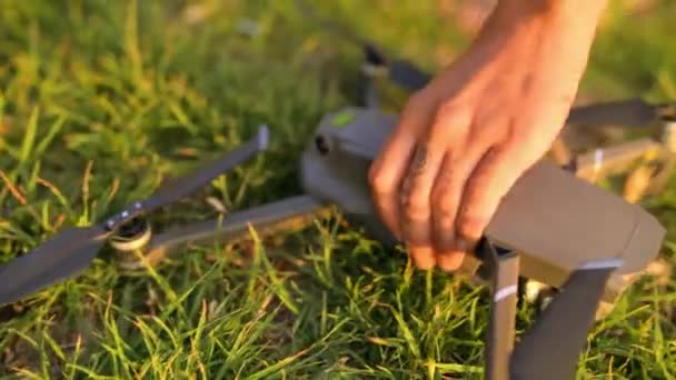 Drone Mãos Ligando Poder Quadricóptero Chão Grama Livre Para Lançamento — Vídeo de Stock