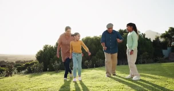 Großeltern Kinder Und Laufen Freien Einem Park Mit Energie Und — Stockvideo