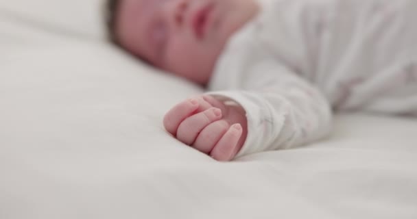 新生儿和睡在托儿所的床上 早上在毛毯上休息 休息和打盹 在家里的卧室里和平做梦 为孩子的发展 养育或放松 — 图库视频影像