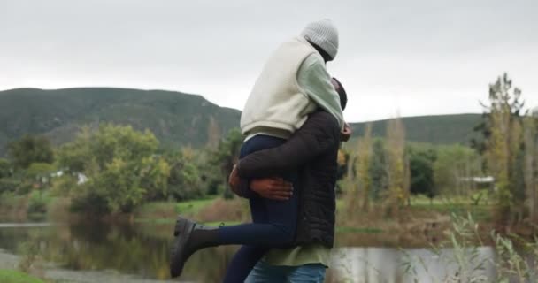 Paar Man Tillen Vrouw Met Knuffel Geluk Buiten Liefde Betrokkenheid — Stockvideo