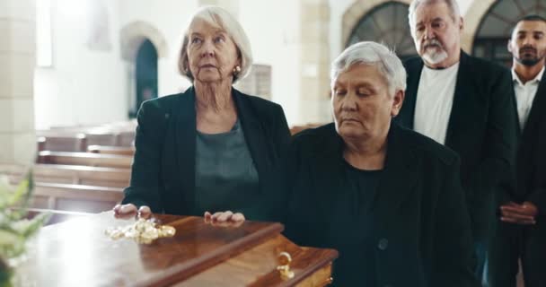 Κηδεία Εκκλησία Και Γυναίκες Χέρι Στο Φέρετρο Για Αντίο Πένθος — Αρχείο Βίντεο
