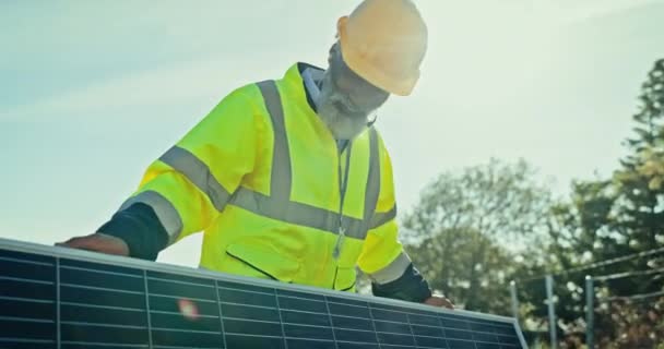 シニアエンジニア ソーラーパネル 建設作業員 自然の持続可能性に直面しています 太陽光発電再生可能エネルギー アフリカの技術者または電気 生態学または電力の肖像画 — ストック動画