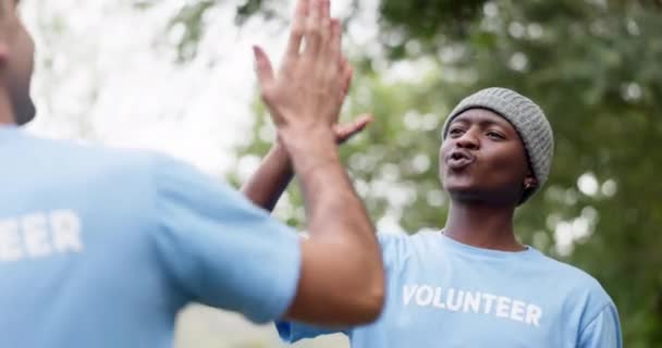 Hombre Negro Feliz Voluntario Cinco Alto Para Trabajo Equipo Servicio — Vídeos de Stock