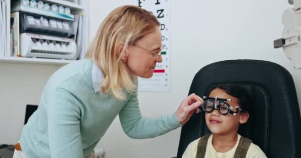 光学和光学技师 为儿童设计框架 用于测试 视力和视力检查 医疗保健 医疗设备和在诊所与妇女会诊的年轻病人的处方晶状体 — 图库视频影像