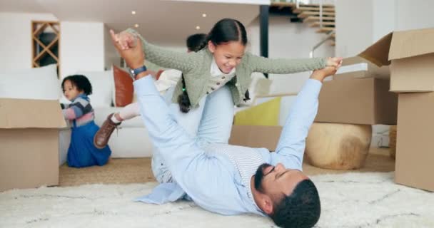 Huis Vlieg Gelukkig Kind Vader Bewegende Familie Spelen Leuke Huiskamer — Stockvideo