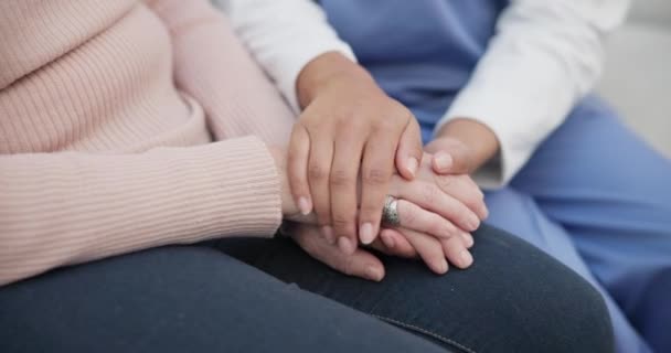 Ajuda Empatia Mãos Dadas Com Enfermeira Com Mulher Idosa Sofá — Vídeo de Stock