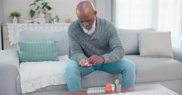 Kontener Starszy Czarny Mężczyzna Zorganizować Tabletki Leki Zdrowotne Lub Receptę — Wideo stockowe