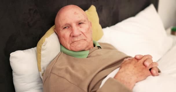 高齢者 およびニュース または患者のケアのための家で考えることに不満 高齢者 顔と横たわって枕の上に休憩する いいえ 頭と引退の心配のために揺れる — ストック動画