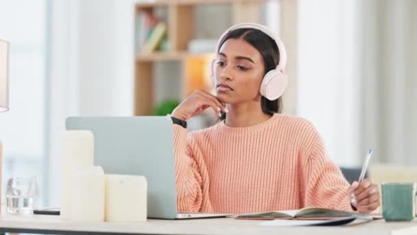Estudante Ouvir Aula Line Pesquisando Laptop Ouvir Música Sala Estar — Vídeo de Stock