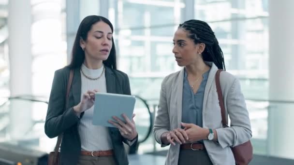 Bisnis Wanita Dan Tablet Untuk Jadwal Perjalanan Saat Berjalan Bandara — Stok Video