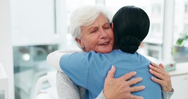 Медсестра Обіймає Стару Жінку Терплячою Підтримує Піклується Про Здоров Допомогу — стокове відео