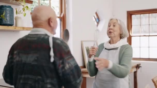Mutfak Şarkı Söylemek Yaşlı Çiftler Öğle Akşam Akşam Yemeği Için — Stok video