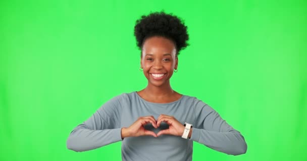 Чорна Жінка Посмішкою Обличчі Серцевими Руками Зеленим Екраном Обережністю Добротою — стокове відео