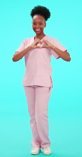 Glimlach Handen Hart Met Een Verpleegster Zwarte Vrouw Blauwe Achtergrond — Stockvideo