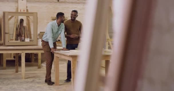 Hombres Equipo Carpintería Discusión Taller Con Mujer Planificación Trabajo Equipo — Vídeos de Stock