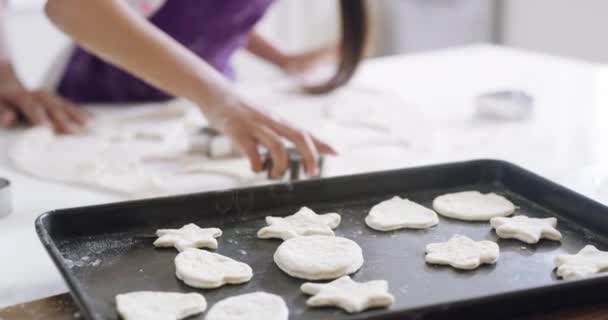 Anne Kız Mutfakta Yemek Yapmaktan Öğrenme Çocuk Gelişimi Evde Oyunla — Stok video