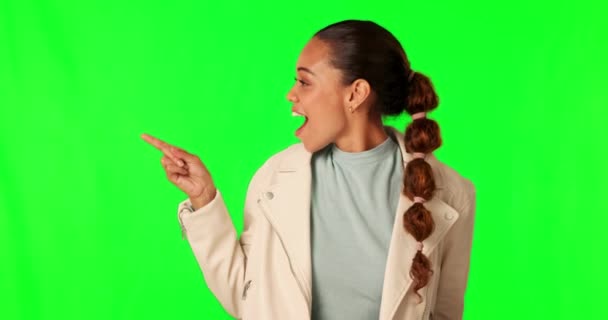 Zielony Ekran Wskazanie Dłoni Kobieta Studio Cytatem Porównanie Lub Promocja — Wideo stockowe