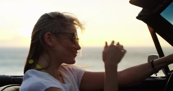 Kobieta Wycieczka Szczęśliwy Zachodzie Słońca Nad Morzem Samochodzie Napędem Wakacje — Wideo stockowe