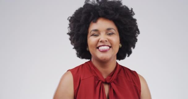 Gezicht Opgewonden Zwarte Vrouw Met Duimen Omhoog Voor Succes Studio — Stockvideo