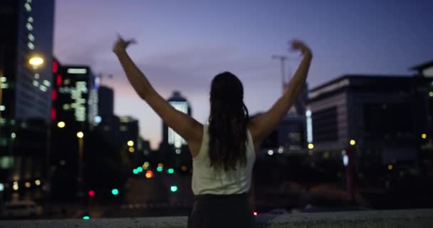Svoboda Otevřené Náruče Žena Městě Noci Štěstím Vzrušený Pozitivní Myšlení — Stock video