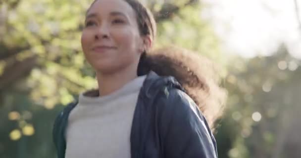 Mujer Sonrisa Correr Fitness Aire Libre Rendimiento Desafío Entrenamiento Naturaleza — Vídeos de Stock