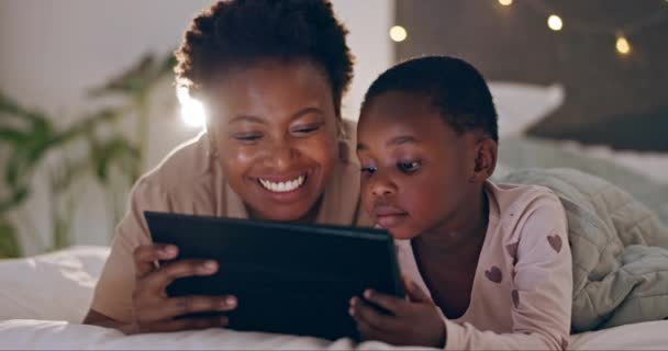Μητέρα Κορίτσι Και Tablet Στο Υπνοδωμάτιο Για Streaming Παιχνίδια Ξελόγιασμα — Αρχείο Βίντεο