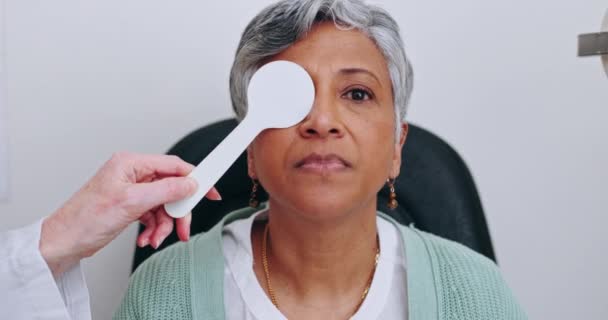 眼科医の手を持つ女性の目の検査 患者または顔は テスト 眼科サポートまたは医療相談のためのビジョンをカバーしています ポートレート オプトメトリー機器 専門家による光学ストラブチェッククライアント — ストック動画