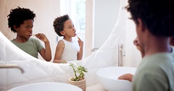 Lapset Hampaiden Harjaus Onnellinen Peilissä Kylpyhuoneessa Hammashygienia Omahoitoon Talossa Sisarukset — kuvapankkivideo