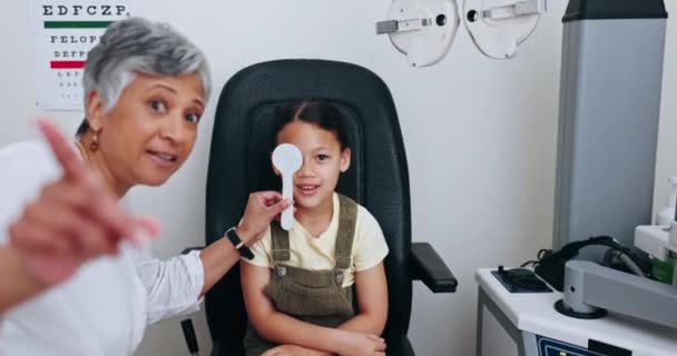 Осмотр Глаз Пациент Оптик Покрывают Детское Зрение Оптической Службы Окулярной — стоковое видео