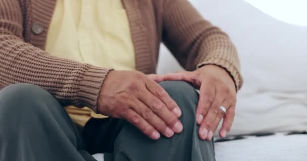 Senior Man Massage Knie Voor Pijn Letsel Orthopedische Wond Bank — Stockvideo