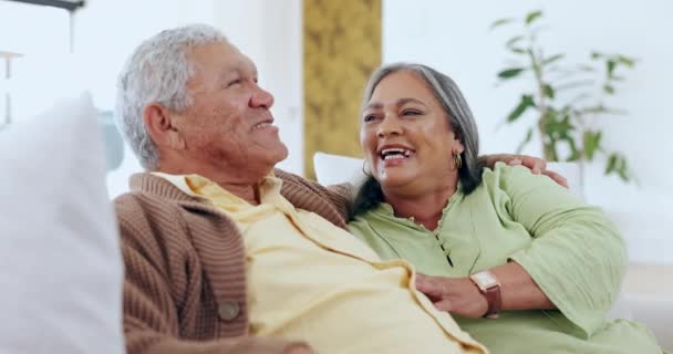 Liebe Lächeln Und Ein Älteres Ehepaar Lachen Gemeinsam Auf Einem — Stockvideo