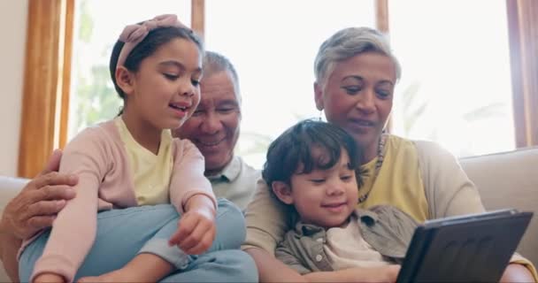 Tableta Abuelos Hijos Sofá Para Juego Aprendizaje Electrónico Educación Línea — Vídeos de Stock