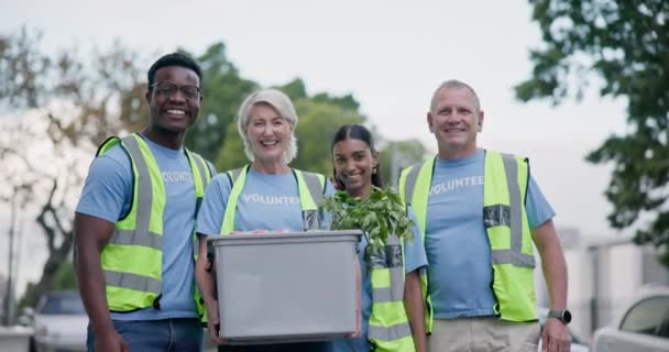 Stadtfreiwillige Lebensmittelspenden Und Glückliche Menschen Mit Lebensmittelpaket Container Oder Box — Stockvideo