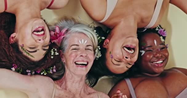 Diversidad Las Flores Cara Las Mujeres Felices Ríen Broma Divertida — Vídeos de Stock