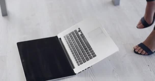 Piede Pavimento Laptop Con Arrabbiato Donna Frustrato Stress Glitch 404 — Video Stock