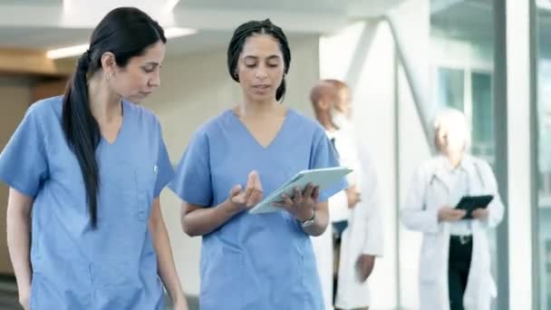 Teamwork Tabletten Oder Krankenschwestern Die Gemeinsam Einer Krankenhausklinik Über Ergebnisse — Stockvideo