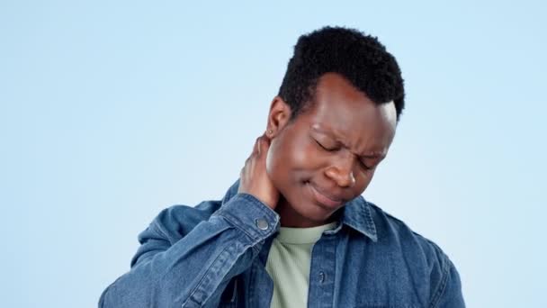 疼痛和受伤的男人在工作室与压力 关节紧张和关节炎的风险蓝色背景 劳累的非洲人士按压伤处 以应付急救 紧急医疗及肌肉疲劳 — 图库视频影像