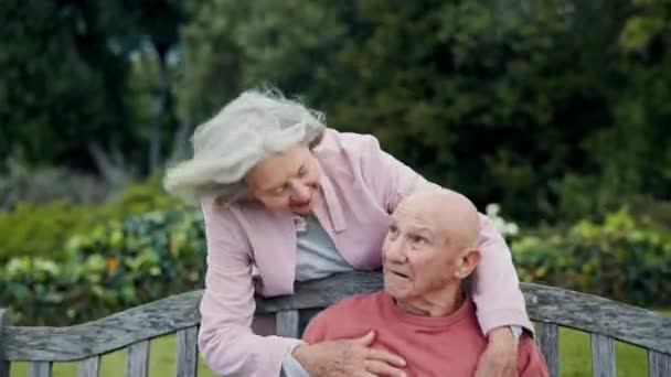 成熟した カップル しながら のために 高齢者 愛と結婚し サポート 介護のための関係との絆とロマンス — ストック動画