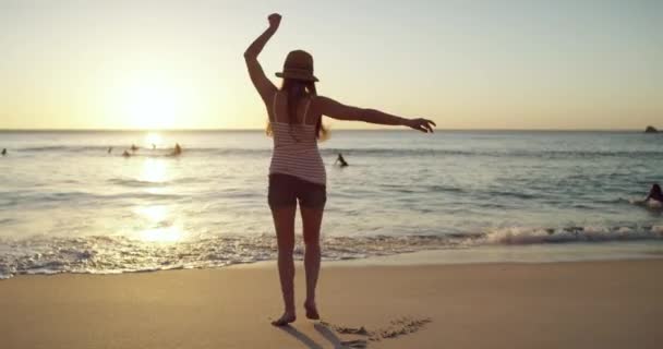 Femme Heureuse Plage Coucher Soleil Dansant Pour Profiter Océan Nature — Video