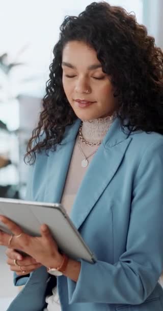 Kobieta Tablet Portret Adwokatem Online Uśmiechem Pracy Firmie Kancelaria Technologia — Wideo stockowe
