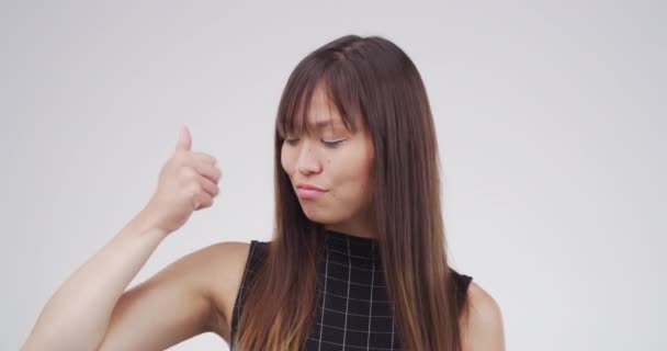 Gesicht Glückliche Und Asiatische Frau Mit Erhobenen Daumen Zur Rezension — Stockvideo